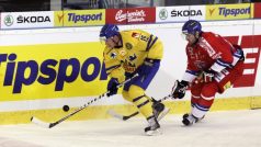 Hokejový obránce Jakub Nakládal (v červeném) v duelu proti Švédsku v Brně