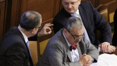 Ministři Miroslav Kalousek, Karel Schwarzenberg a premiér Petr Nečas před hlasováním o důvěře vládě