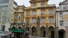 Šternberský palác se nachází mezi palácem Smiřických a Velikovským domem