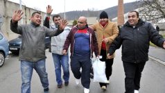 První skupinky amnestovaných vězňů začaly odcházet z věznice v Kuřimi