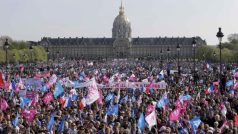 V pařížských ulicích demonstrovalo proti sňatkům homosexuálů 50 tisíc lidí