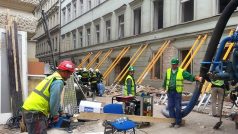 Záchranáři pokračovali v práci i druhý den po výbuchu
