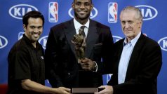 LeBron James (uprostřed) s oceněním pro nejužitečnějšího hráče NBA