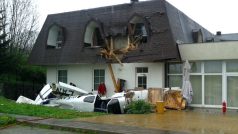 V Prostředním Lánově u Vrchlabí narazil ultralight do budovy hotelu