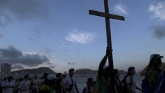 Mladí katolíci na pláži Copacabana v Rio de Janeiru