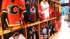 Přehlídka dresů mužstev NHL v obchodu se suvenýry v New Yorku