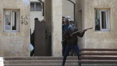 Egypt, Káhira. jeden z demonstrujících stoupenců Muslimského bratrstva