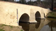 Ronov nad Sázavou. Fasáda, která se vrátila na historický most ze 16. století, začala už po první zimě opadávat