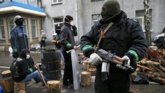 Proruští ozbrojenci stráží budovu policejního ředitelství ve Slavjansku