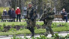 Proruští aktivisté hlídkují v ulicích ukrajinského Slavjansku