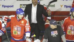 Vladimír Růžička (uprostřed) na střídačce hokejové reprezentace