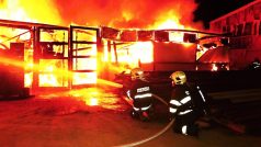 Hasiči likvodují noční požár skladové haly v Olomouci-Chvalkovicích