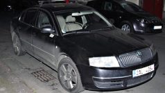 Vozidlo Škoda Superb pražského taxikáře, jehož tělo se našlo v Uhříněvsi