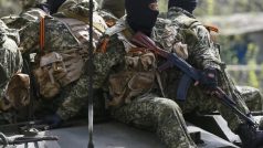Proruští separatisté projíždějí v obrněném transportéru ulicemi východoukrajinského Slavjansku