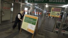 Pracovnice metra ve stanici Můstek instaluje informační tabuli o výluce celé linky A pražského metra