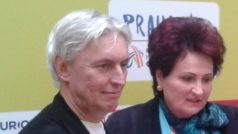 Libor Varhaník (vlevo), Helena Fibingerová a Tomáš Janků ukazují medaile pro HME v Praze v roce 2015