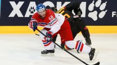 Mistrovství světa v hokeji: Česká republika - Německo. Jaromír Jágr uniká jednomu z německých obránců