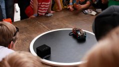 Robot Shadow je černá krabička z neviditelné hmoty, kterou nezachytí senzory ani nejšikovnějšího robota Kárlieho