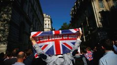 Zastánci brexitu slaví v ulicích Londýna výsledek hlasování o odchodu Británie z Evropské