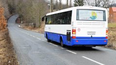 Po silnici jezdí stovky aut denně včetně linkových autobusů