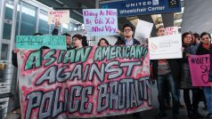 Lidé v Chicagu protestují proti násilnému vyvlečení Davida Dao z paluby letadla United Airlines.