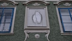 Krumlovská madona je z drátěného pletiva. Vytvořil ji umělec Týc ze skupiny Ztohoven