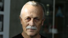 Básník, písničkář, spisovatel a překladatel a předseda Českého centra Mezinárodního PEN klubu Jiří Dědeček