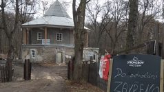 Dostavba vyhořelého loveckého zámečku ve Mstišově na Teplicku je u konce