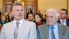 Europoslanec Filip Turek z Motoristů sobě (vlevo) a bývalý prezident Václav Klaus