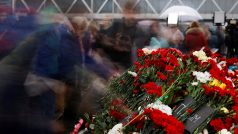 Tisíce Rusů přišlo na místo tragické střelby v Crocus City Hall uctít památku obětí