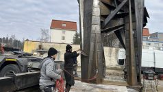 Sochař Jan Dostál a jeho tým začali v Hranicích se stavbou kovové plastiky čápa