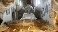 Příprava na nový oltář v kostele svatého Bartoloměje v Pardubicích