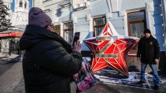 Muž v centru Moskvy vedle instalace rudé hvězdy s písmenem „Z“