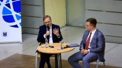 Petr Fiala na diskusi se studenty na MUNI v Brně
