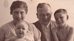 Hrbkovi, syn Georg a malá Lucy v roce 1934