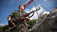 Proruští separatisté střeží hraniční přechod poblíž města Luhansk na východě Ukrajiny