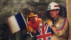 Svými sbíječkami tunel 1. prosince 1990 definitivně propojili horník z anglického Doveru Graham Fagg a jeho francouzský kolega z Calais Philippe Cozette. A protože v tu chvíli byli na francouzské straně, Cozette kolegu pozdravil a přivítal ve Francii