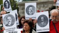 Lidé protestují proti arménské genocidě v Turecku