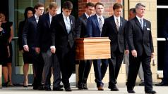 Pohřeb Otto Warmbiera, zesnulého amerického studenta vězněného v KLDR. Za rakví kráčejí pozůstalí příbuzní a přátelé. Wyoming, Ohio.