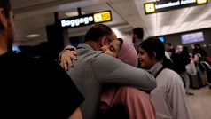 Saúdská rodina na letišti ve Washingtonu krátce poté, co nejvyšší soud rozhodl o imigračním dekretu.