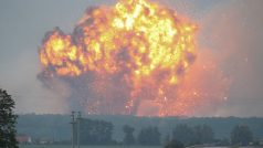 Na Ukrajině evakuovali tisíce lidí kvůli explozi muničního skladu.