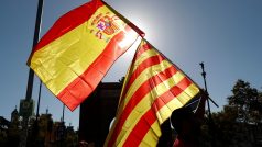 Španělská a katalánská vlajka na demonstraci v Barceloně. Ilustrační foto.