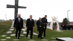 Předseda strany Právo a spravedlnost Jarosław Kaczyński, polský premiér Mateusz Morawiecki a maďarský premiér Viktor Orbán odhalili v dubnu 2018 v Budapešti pomník obětem smolenské letecké nehody
