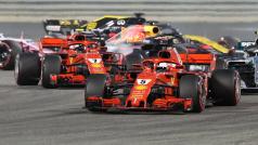 Sebastian Vettel ve svém voze Ferrari s číslem pět při Velké ceně Bahrajnu