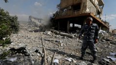Hasič u zničeného domu v Damašku