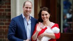 Britský princ William a vévodkyně Kate se svým třetím potomkem.