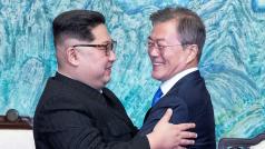 Kim Čong-un (vlevo) a Mun Če-in v objetí. Vydrží jim? Podpisem Pchanmundžomské deklarace se zavázali, že ano. Nicméně není to zdaleka první mezikorejská deklarace v dějinách rozdělené Koreje...