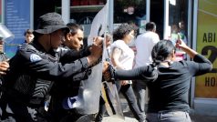 Policie v nikaragujské metropoli Managui v sobotu tvrdě zasáhla proti několika novinářům, kteří protestovali proti zátahům na sídla redakcí některých médií