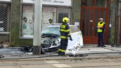 Dopravní nehoda v centru Prahy, při které se policejní auto srazilo s jiným vozem