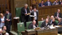 Předseda poslanecké sněmovny John Bercow oznamuje výsledky hlasování o alternativních možnostech brexitu.